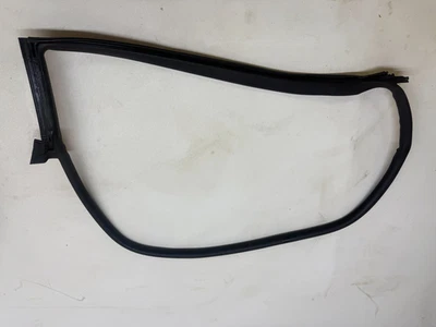 GENUINE LOTUS EMIRA RIGHT HAND RH RUBBER DOOR WINDOW SEAL EM2 - image 1 of 4