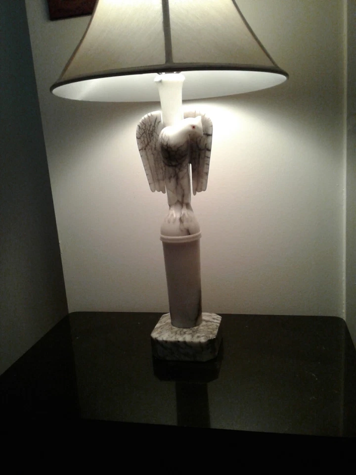 Esculturas de lámparas de águila de mármol de alabastro talladas Foto 1 de 4