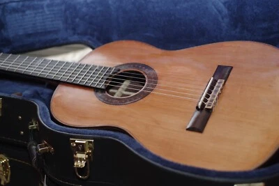 Guitarra clásica hecha a mano  Foto 1 de 4