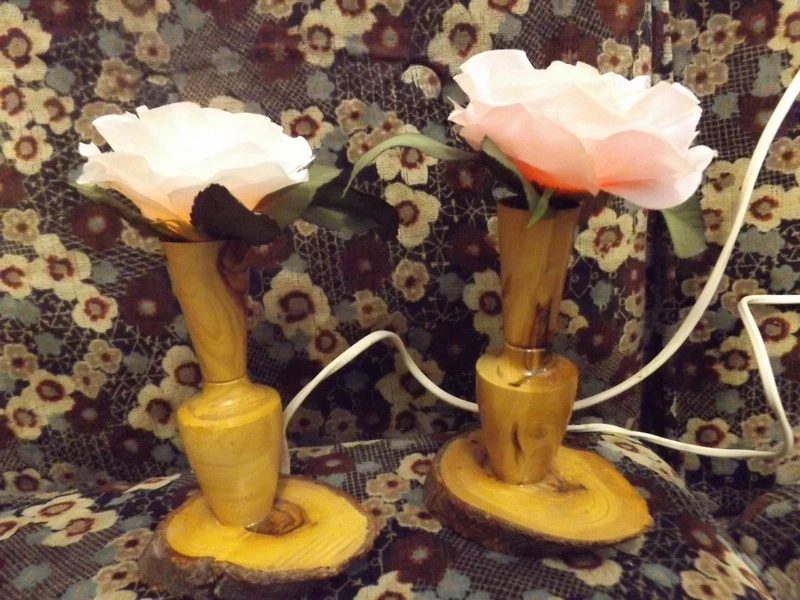 PAR DE HERMOSAS LÁMPARAS JARRÓN DE MADERA DE OLIVO ROSA BLANCA Y ROSA, ISRAEL Foto 1 de 1