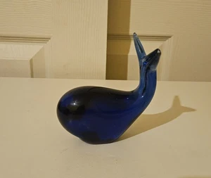 Vintage Pilgrim Kobaltblau Mundgeblasene Kunst Glas Wal Figur Briefbeschwerer 4 Zoll - Bild 1 von 6