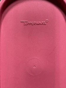 Tupperware Modular Mates Oval seal in Bright Rose Hot Pink Replacement Lid - Picture 1 of 5