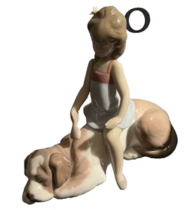 LLADRO' -Ragazza che si spazzola il cane. - Picture 1 of 3