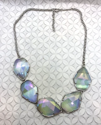 Collar Kendra Scott Connely Declaración Pizarra Iridiscente Connelly Tono Plata Foto 1 de 4