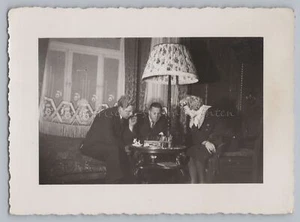 Mann & Frau bei Partie Schach und 3. Mann beobachtet - altes Foto 1930er - Picture 1 of 2