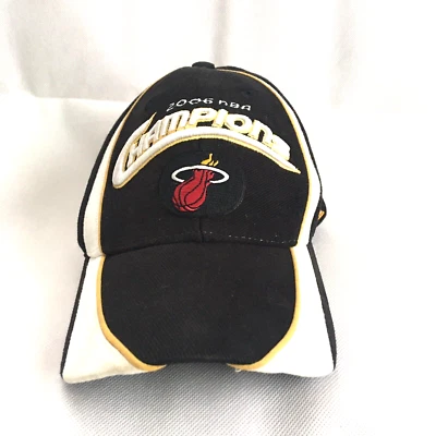 Boné Miami Heat preto branco elevação campeões Snapback NBA 2006 - Imagem 1 de 4