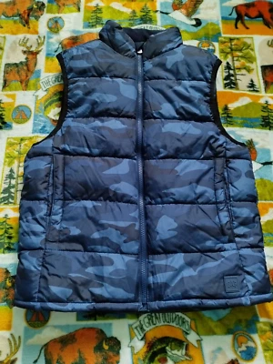Gap Kids 轻便迷彩 Puffer 背心,尺寸 Youth L 男孩 — 第 1/4 张图片