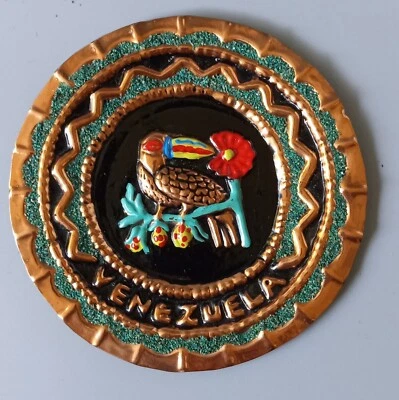 Placa de pared de metal Venezuela. Redondo de 4,5". Tiene percha. Loro Foto 1 de 4