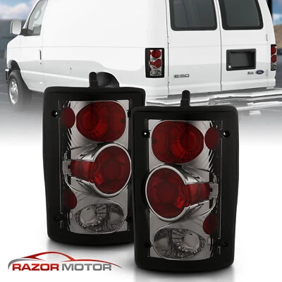 Lanternas traseiras fumê 00-2006 Ford Excursion / 95-06 Econoline Van série E - Imagem 1 de 4
