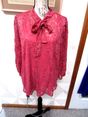 CABLE&CALIBRE- ROSA-ENCAJE-CUELLO ARCO-MANGA LARGA-CAMISOLA/TALLA SUPERIOR-2X-NUEVO CON ETIQUETAS Foto 1 de 3