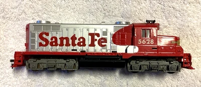 TESTED! HO Scale TYCO Santa Fe Diesel Locomotive 5628 - Image 1 of 4