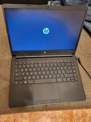 Notebook Hp 14 pollici Amd 3020 E - Immagine 1 di 4