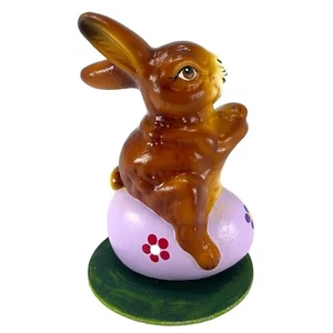 Ino Schaller Conejo de Pascua con huevo púrpura papel maché alemán 4,25 pulgadas - Imagen 1 de 10