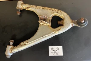 1985 Suzuki LT250R OEM Right Lower A Arm 52410-19A00 - Good boot & ball joint - Imagen 1 de 11