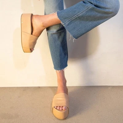 Sandalia Beek Albatros Plataforma Forma Plana Deslizable Talla 8 Cuero Beige Desnudo NUEVA $310 Foto 1 de 4