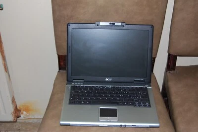 Acer Travelmate 3040 con accessori - Immagine 1 di 3