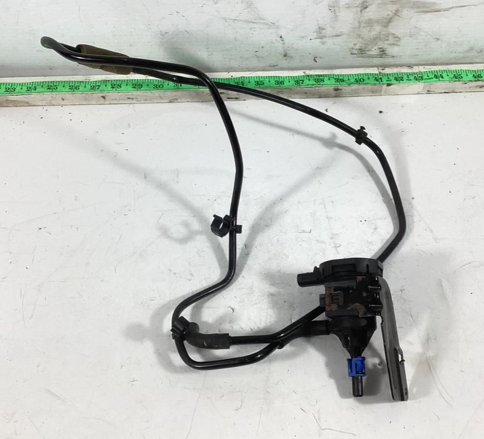 Dodge Grand Caravan 2012-2015 válvula de purga de bote de vapor de combustible con manguera OEM. Foto 1 de 4