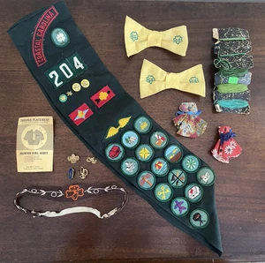 Vintage 60-70er Jahre Pfadfinder Lot: Schärpe, Abzeichen, Pins, Fliegen, Stirnband + - Bild 1 von 19