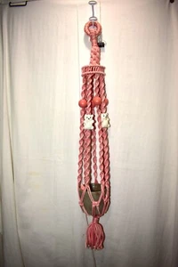 COLGADOR DE PLANTAS DE MACRAMÉ VINTAGE CORDONES ANUDADOS Y CUENTAS DECORATIVAS DE OSO - Imagen 1 de 9