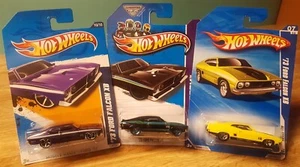 Hot Wheels '73 Ford Falcon XB Maßstab 1:64 schwarz & lila & gelb 3 Stück neu - Bild 1 von 12