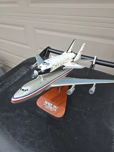 Boeing 747 de la NASA + Transbordador Espacial Discovery Escritorio Pantalla Modelo 1/200 ES Avión - Imagen 1 de 14