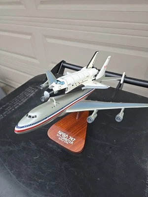 NASA Boeing 747 + Space Shuttle Discovery Desk Display Model 1/200 ES Airplane - Image 1 of 4