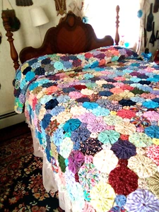 VTG HAND MADE YO-YO QUILT 76" X 96" CALICO FLOUR SACK COTTON FABRIC MULTICOLOR - Picture 1 of 6