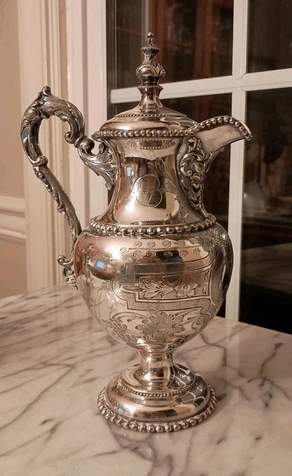 Meridan Brittania Co 1835, tetera/olla de chocolate ornamentada, plato de plata, 9,5" Foto 1 de 4