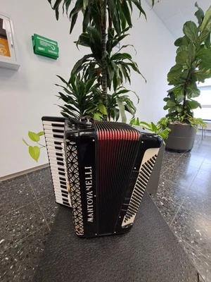 Italienisches Pianoakkordeon Mantovanelli 120 Bässe 4 Chörig - Bild 1 von 4
