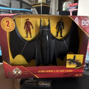 The Flash Movie: Ultimate Batwing + Flash & Batman Figuren (Spin Master, 2023) - Bild 1 von 2
