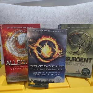 Divergent Series 3-Book Set Divergent, Insurgent, Allegiant - Picture 1 of 5