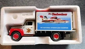 First Gear 1/34 1951 International F-6 Dry Goods Van Miss Budweiser - Foto 1 di 7