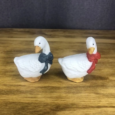 Винтажный белый гуси фигурки набор из 2 синий и красный банты - Изображение 1 из 4