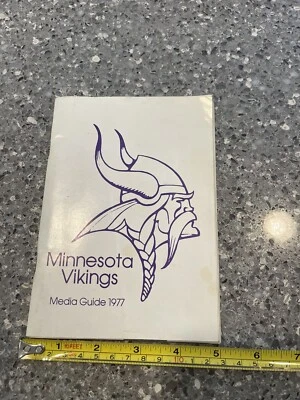 1977 MINNESOTA VIKINGS MEDIA GUIDE - Image 1 of 4