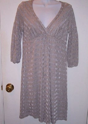 Vestido Ella Moss Anthropologie Taupe Plateado Metálico Rayas Imperio Mediano Usado en Excelente Condición Foto 1 de 4