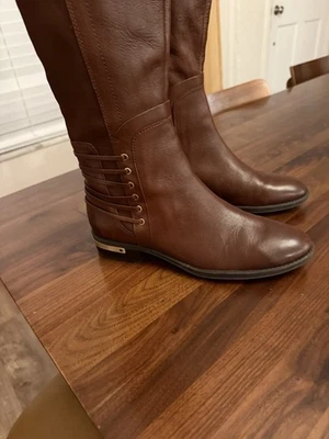 Botas de equitación altas Vince Camuto para mujer 7,5 M Payge cuero marrón dorado ecuestre Foto 1 de 4