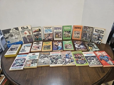 25 Vintage Pro Football books, SPORTS, various titles, 1960s-1980s Some Unique!  Foto 1 de 4