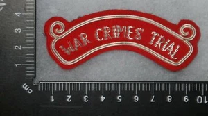 EJÉRCITO BRITÁNICO/ESTADOUNIDENSE SEGUNDA GUERRA GUERRA JUICIO POR CRÍMENES DE GUERRA ALAMBRE LINGOTE TÍTULO DE HOMBRO INSIGNIA - Imagen 1 de 1