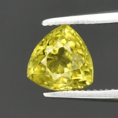 💎 0.95ct Trillion Natural Yellowish Green Grossular Garnet - Mali Gemstone - Image 1 of 4