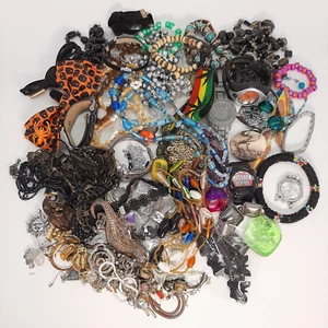 Costume Fashion Jewelry Wearable Saleable Crafting Junk 3+ lbs. Mixed Lot #2 - Picture 1 of 7