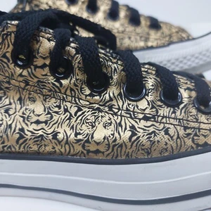 Camiseta baja Converse dorada negra con estampado de tigre Chuck Taylor All Star para mujer 7 edición limitada - Imagen 1 de 10