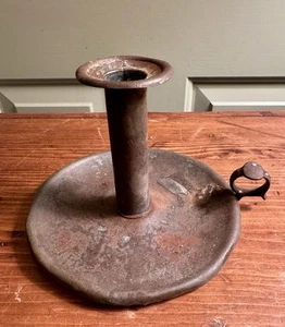 Primitiver antiker Kerzenständer aus Zinn mit Fingerschlaufe und Liegestütz - Bild 1 von 3