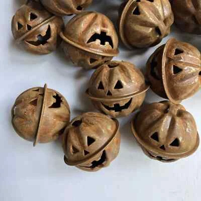 5 campanas de tintineo de calabaza de metal oxidado de otoño primitivo 1' Jack O Lantern Halloween Foto 1 de 4
