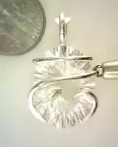 23,58ct Laser facettierter Quarz Edelstein in Sterlingsilber Draht Wickelkunst Anhänger - Bild 1 von 4