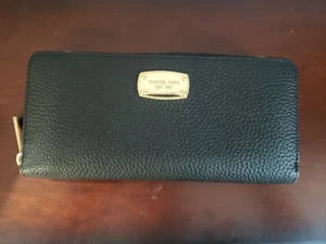 Michael Kors Jet Set Travel LG Continental Wristlet Pebbled Leather Black/Gold - Picture 1 of 6