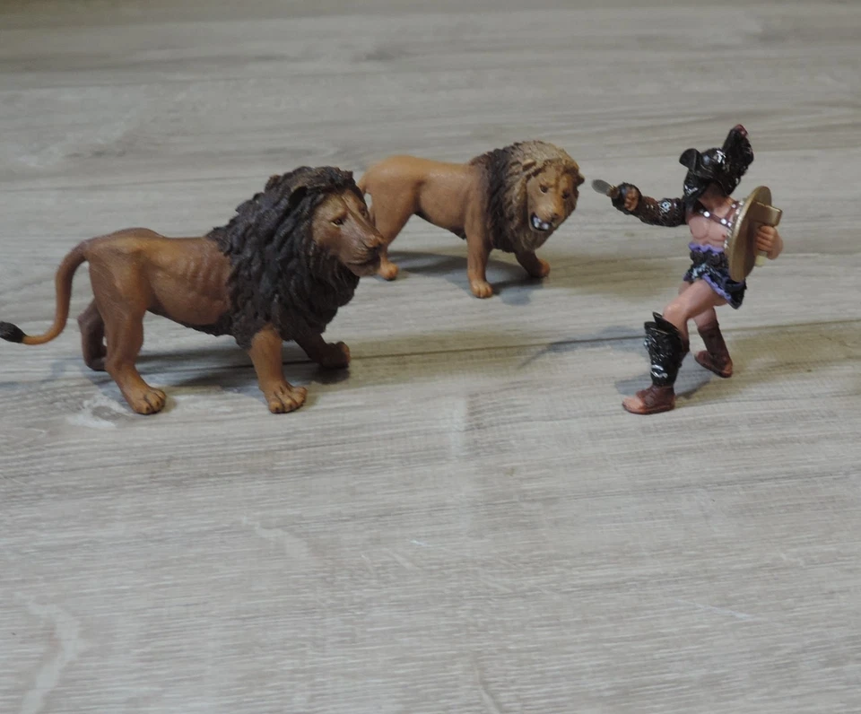 FIGURINES SCHLEICH ET PAPO – GLADIATEUR CONTRE LIONS - Photo 1/1