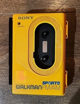 Sony Sports Walkman lettore cassette AM/FM modello no WM-F35 - Immagine 1 di 4
