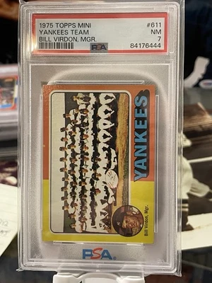 Mini equipo Topps 1975 lista de verificación New York Yankees Bill Virdon lista de verificación #611 PSA 7 Foto 1 de 2