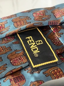 🔴 FENDI cravatta uomo SETA AZZURRA con ELEFANTI classica italiana busta - Picture 1 of 7