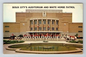 Sioux City IA-Iowa, Auditorium & White Horse Patrol Vintage Souvenir Postkarte - Bild 1 von 2
